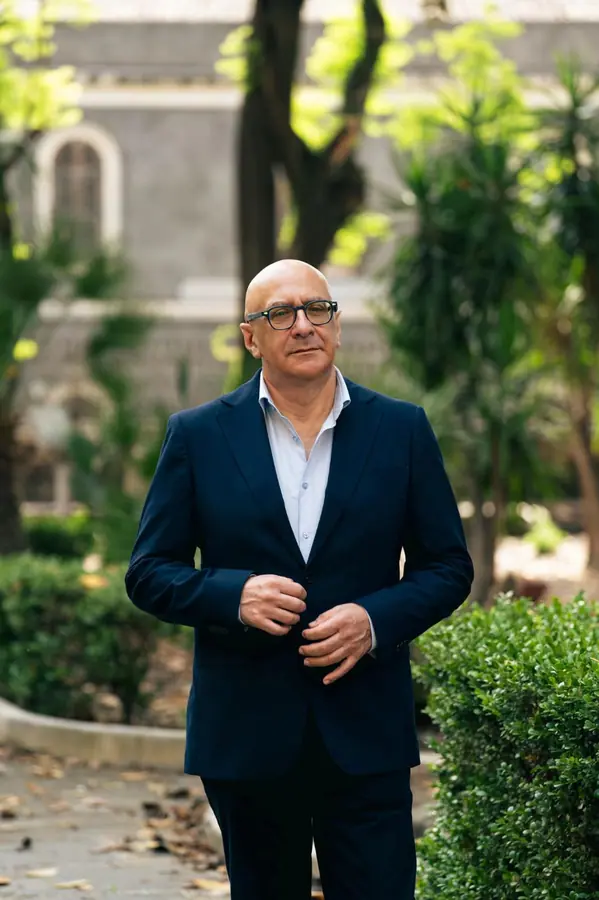 Ritratto nel giardino quasi identico al precedente, inquadratura leggermente piu bassa, mani che chiudono il bottone della giacca